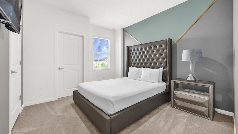 Upstay Spacious Villa w Pool Hot Tub Game Room