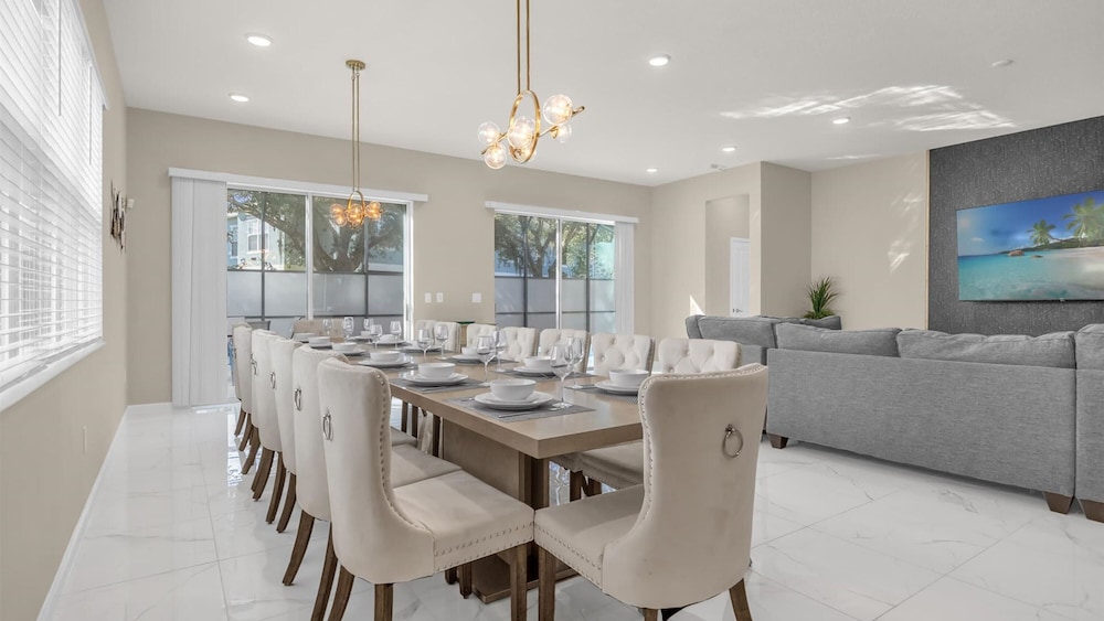 Upstay Spacious Villa w Pool Hot Tub Game Room