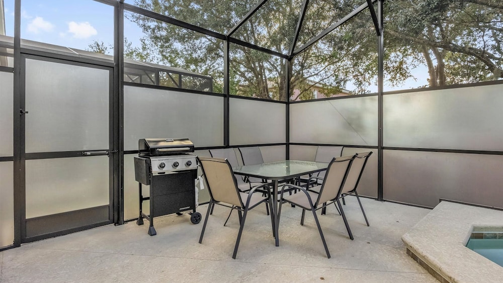 Upstay Spacious Villa w Pool Hot Tub Game Room
