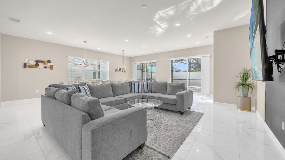 Upstay Spacious Villa w Pool Hot Tub Game Room
