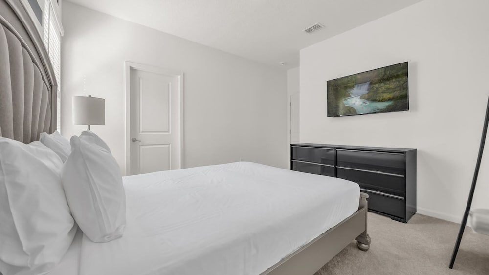 Upstay Spacious Villa w Pool Hot Tub Game Room