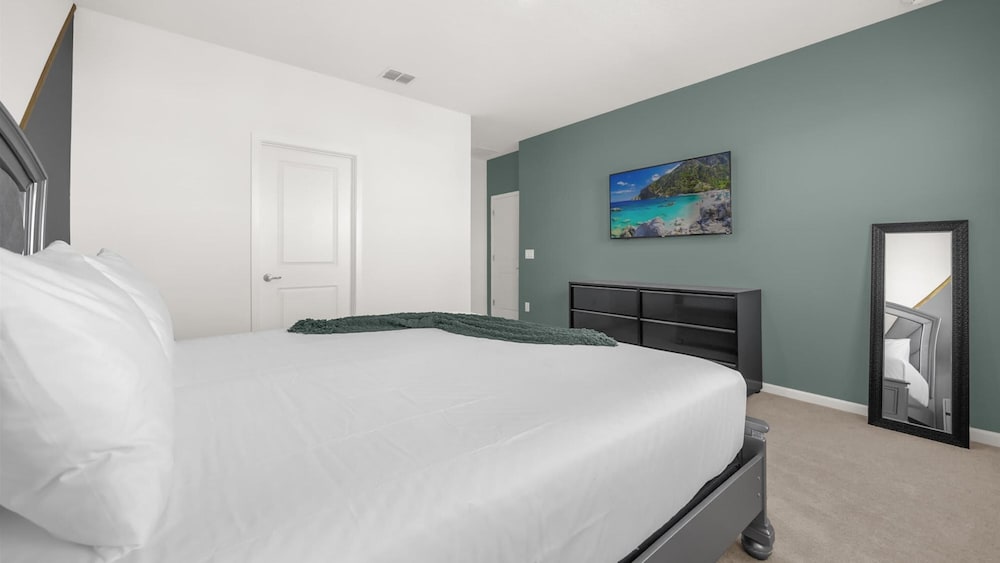 Upstay Spacious Villa w Pool Hot Tub Game Room