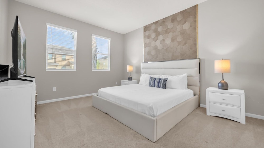 Upstay Spacious Villa w Pool Hot Tub Game Room