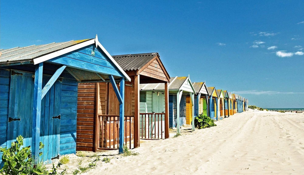 Coastal Retreat With Hot Tub Walk to Beach