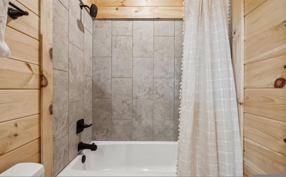 Brand New Cabin w Fire Pit Hot Tub Gameroom