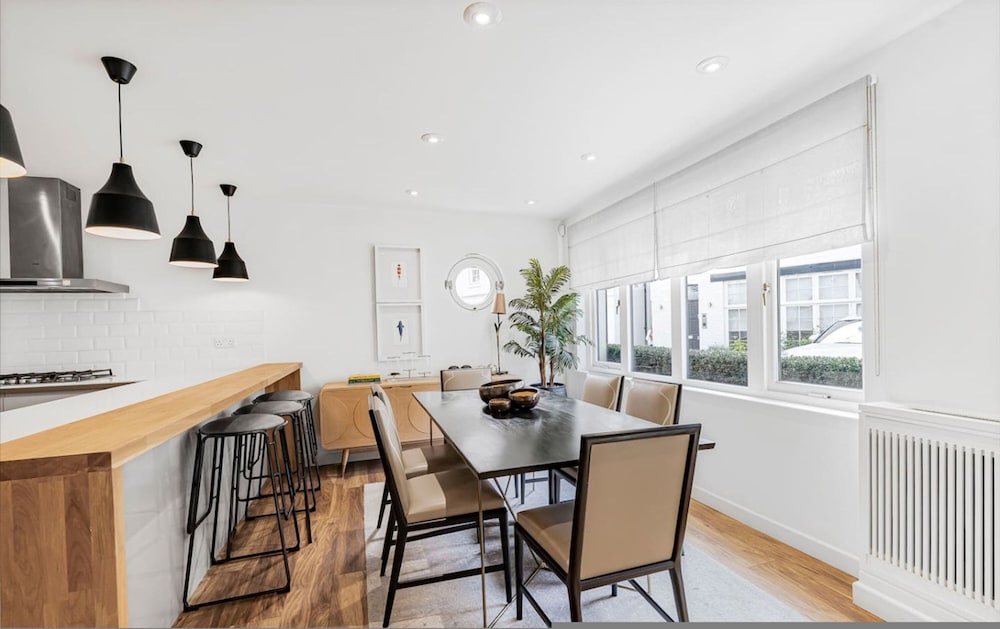 4-bed House Next To Harrods Pont Street Mews