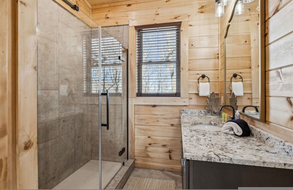 Brand New Cabin w Fire Pit Hot Tub Gameroom