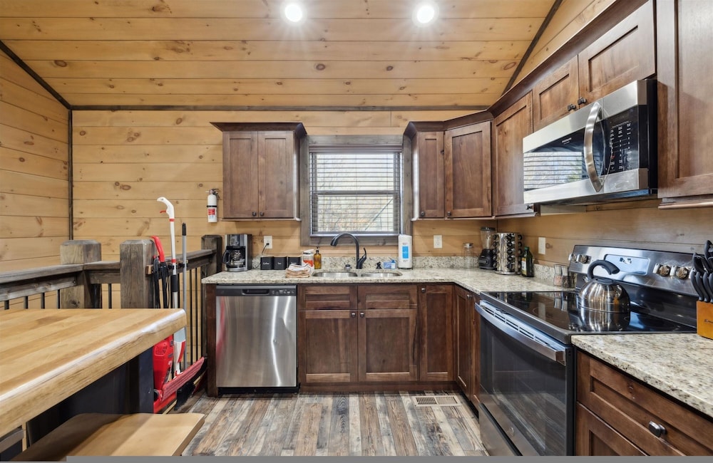 Fantastic Cabin w Gameroom Hot Tub Fireplace