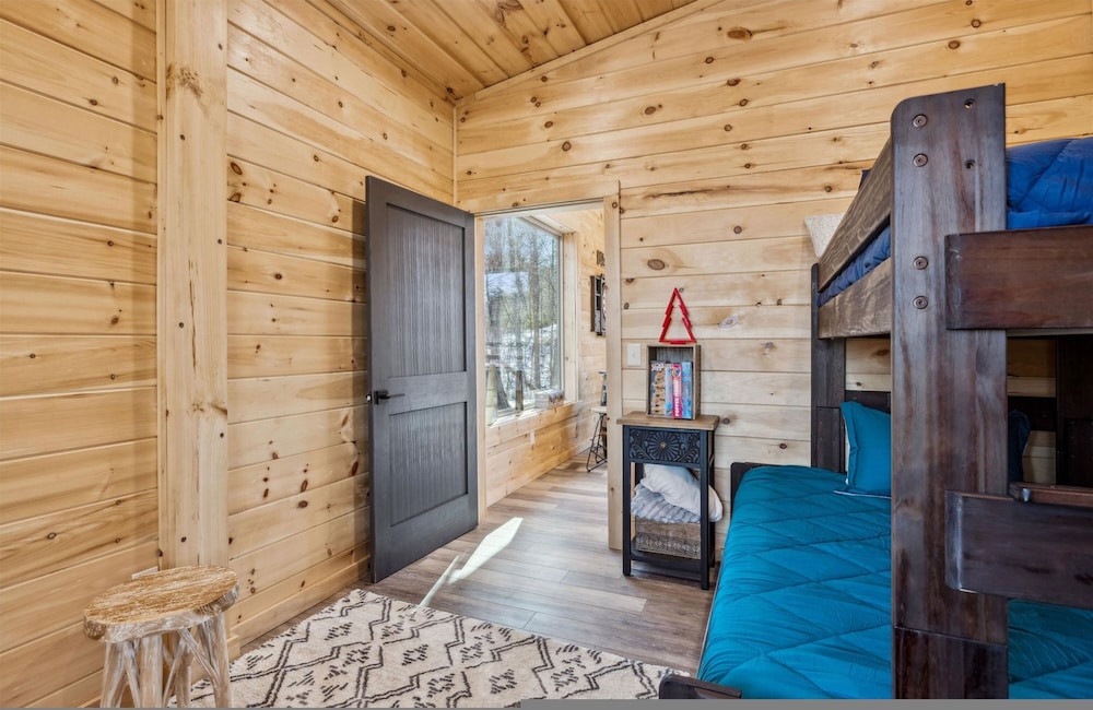 Brand New Cabin w Fire Pit Hot Tub Gameroom