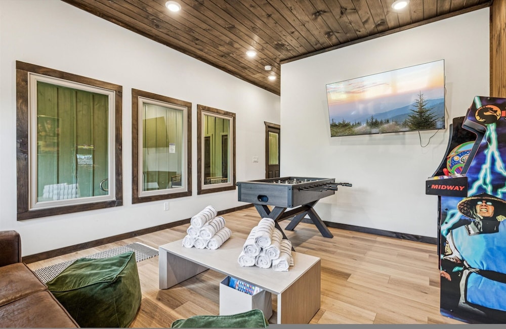 Gorgeous Brand-new Home w Pool Game Room Hot Tub