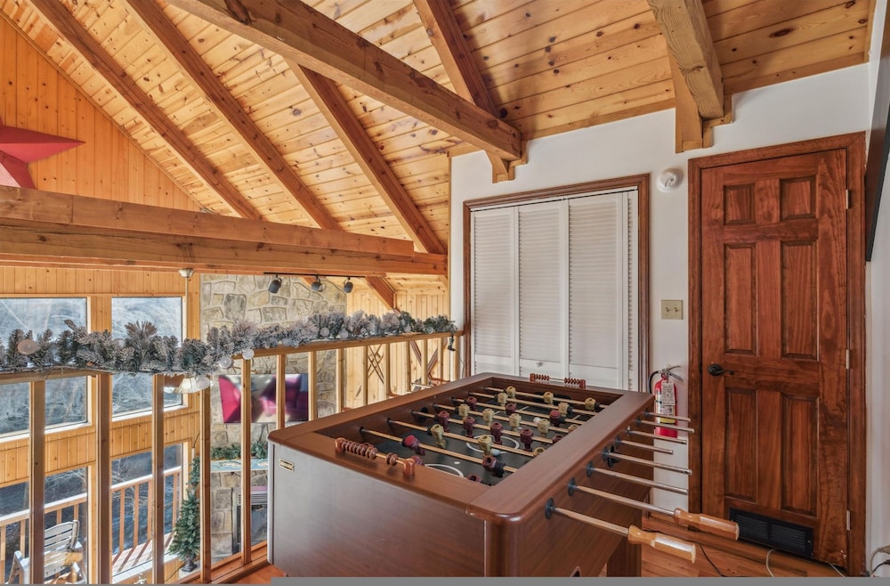 Very Secluded Breathtaking Riverfront Game Room