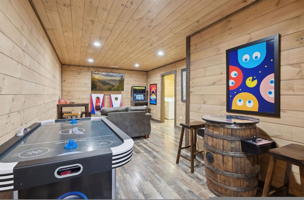 Fantastic Cabin w Gameroom Hot Tub Fireplace