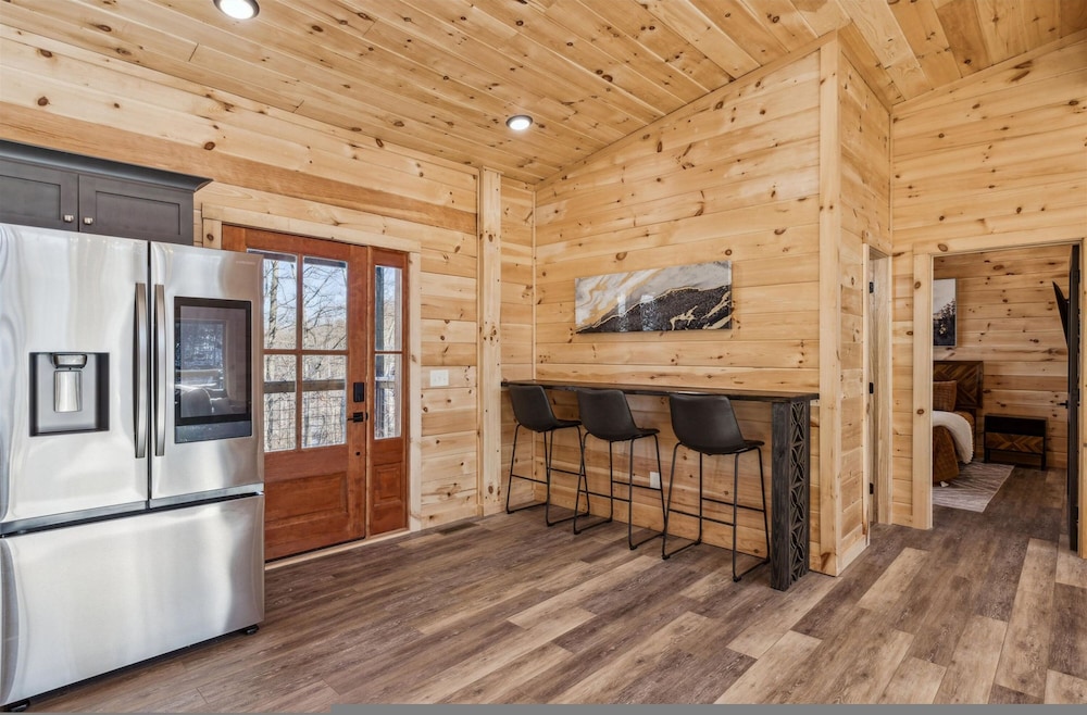 Brand New Cabin w Fire Pit Hot Tub Gameroom