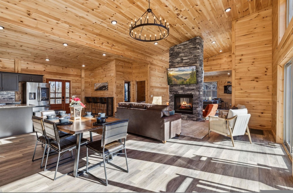 Brand New Cabin w Fire Pit Hot Tub Gameroom