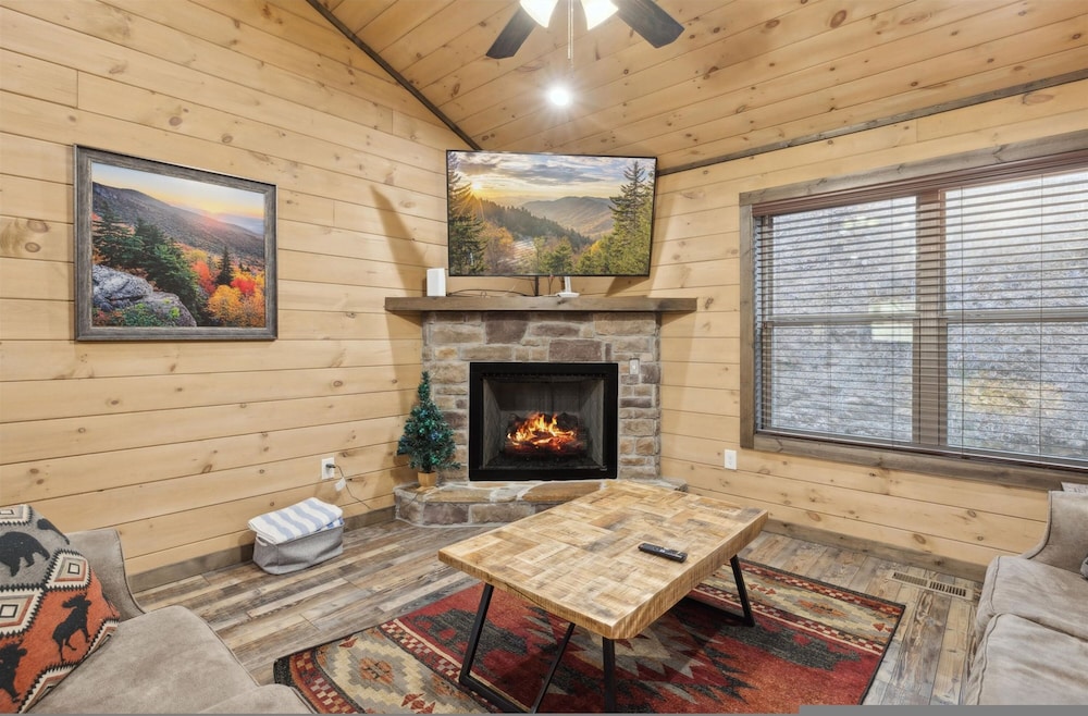 Fantastic Cabin w Gameroom Hot Tub Fireplace
