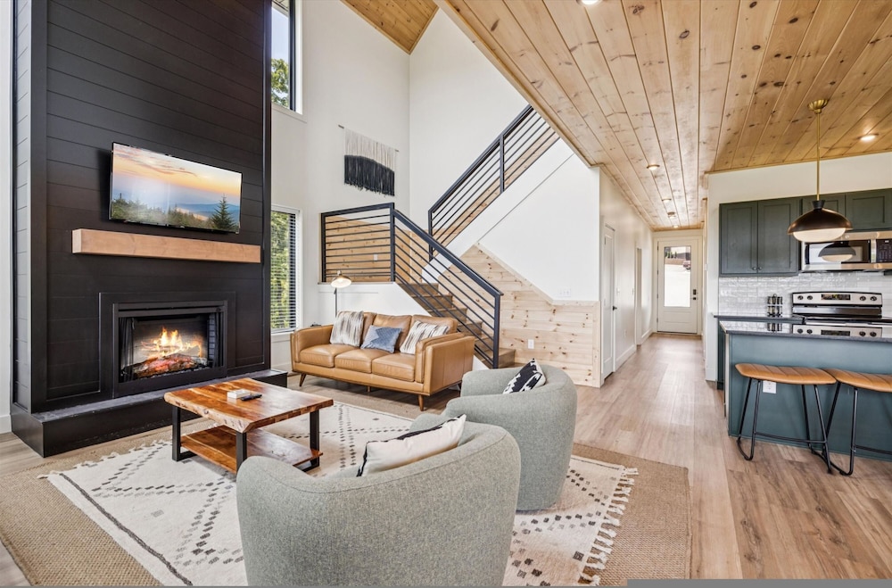 Luxury Cabin w Indoor Pool Hot Tub Game Room