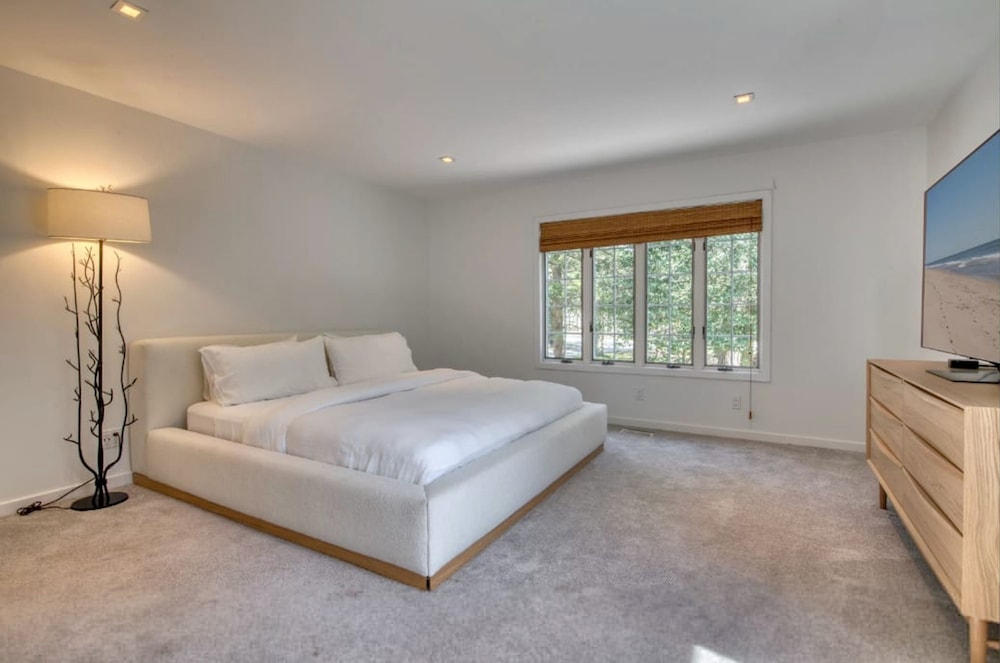 Luxurious 3BR 3 Baths House in East Hamptons view 5