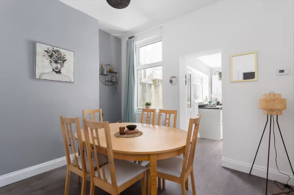 Large 4 Bed House - 4 Double Beds