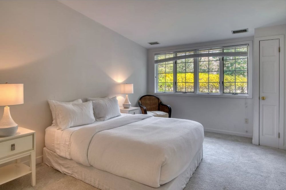 Luxurious 3BR 3 Baths House in East Hamptons view 4