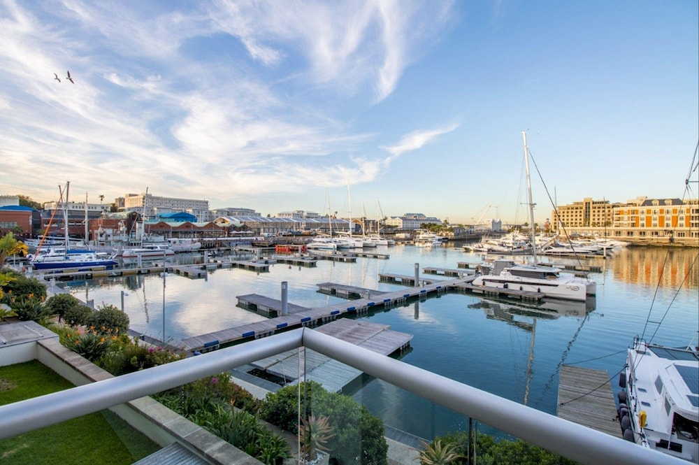Executive Yacht View One Bedroom Marina Apartment - 509