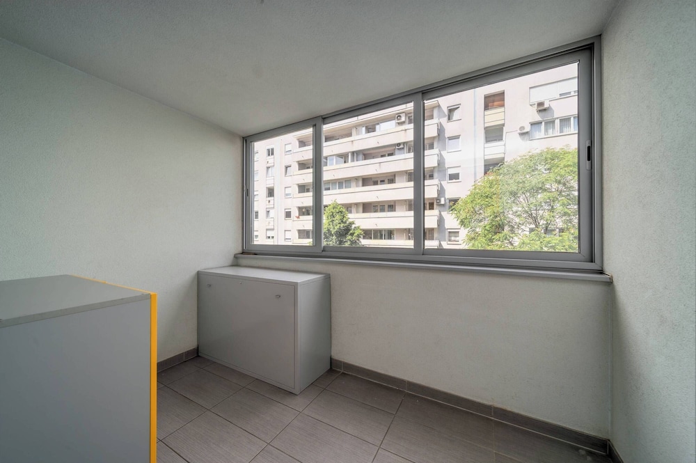 Cityscape Comfort Apartment With Garage