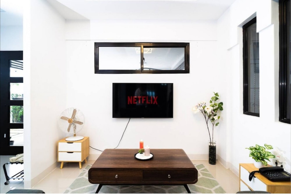 3bd Lux City Oasis LAS Pinas