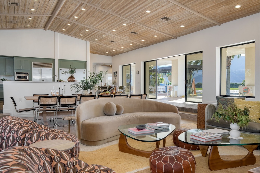 Buena Vista by Avantstay Massive Outdoor Oasis w Pool Spa Firepit