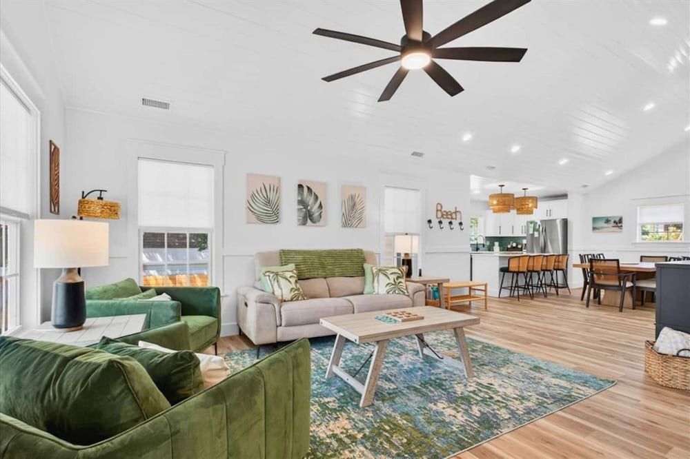 New Listing Lux Beach House Dog Friendly