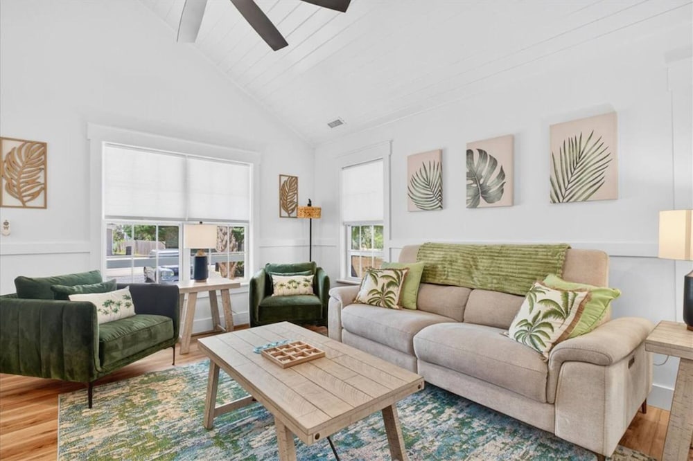 New Listing Lux Beach House Dog Friendly