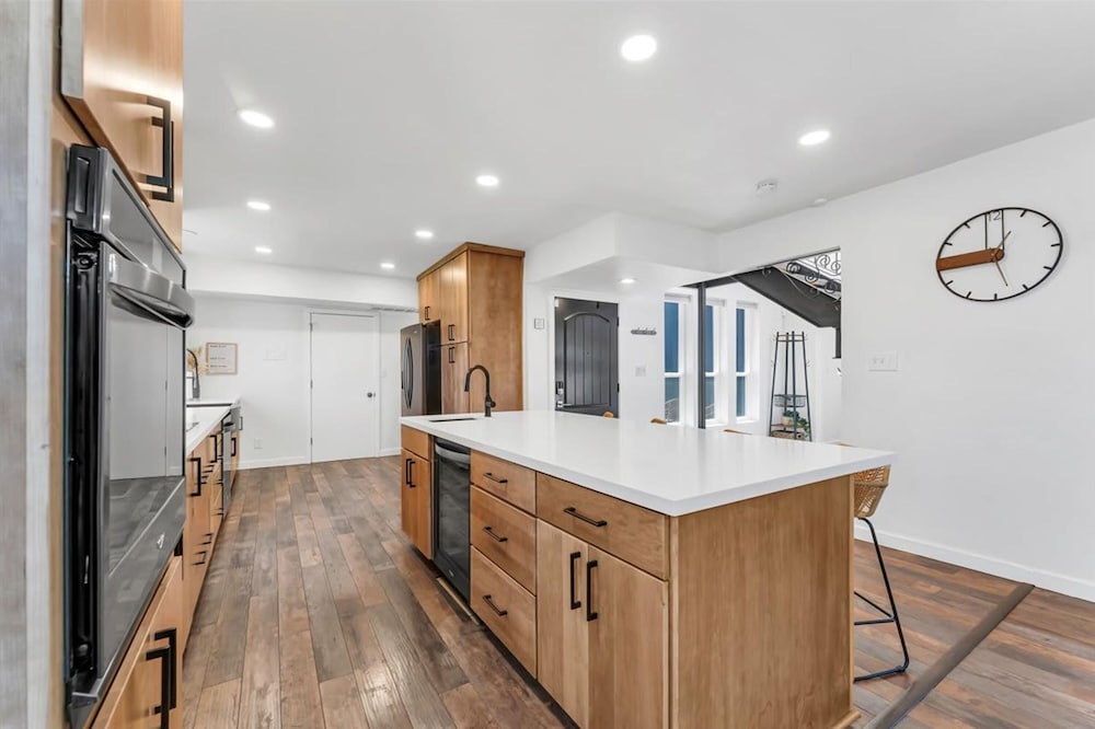 NEW Mountain View Retreat With Hot Tub and Mini Golf