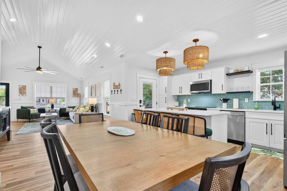 New Listing Lux Beach House Dog Friendly