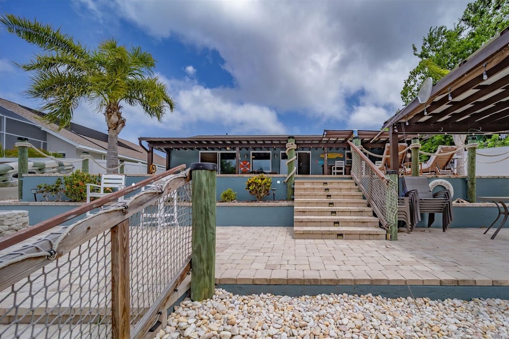 Waterfront Retreat With Pool Tiki Bar Boat Dock