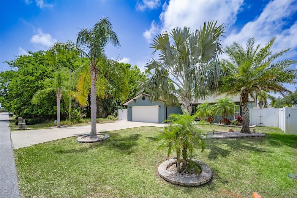 Waterfront Retreat With Pool Tiki Bar Boat Dock