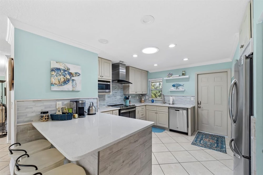 Waterfront Retreat With Pool Tiki Bar Boat Dock