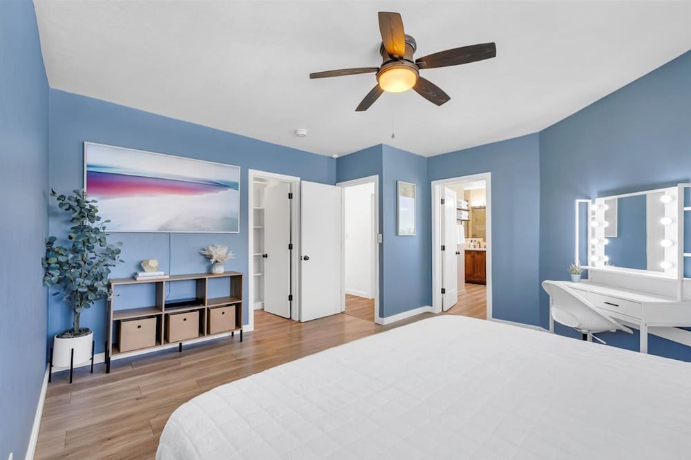 NEW Mountain View Retreat With Hot Tub and Mini Golf