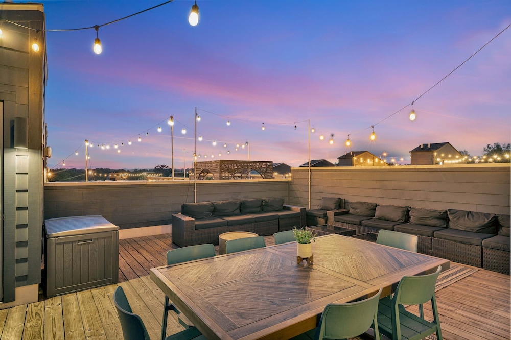 Rooftop Deck 2 Car Garage Near Downtown Nashville