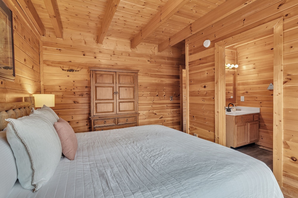 Moosehead Lodge Fantastic Cabin at Lake Douglas! view 5