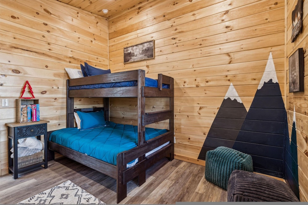 Brand New Cabin w Fire Pit Hot Tub Gameroom