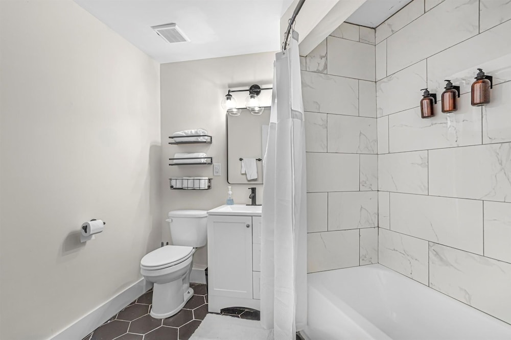 Modern Studio Apartment - King Bed