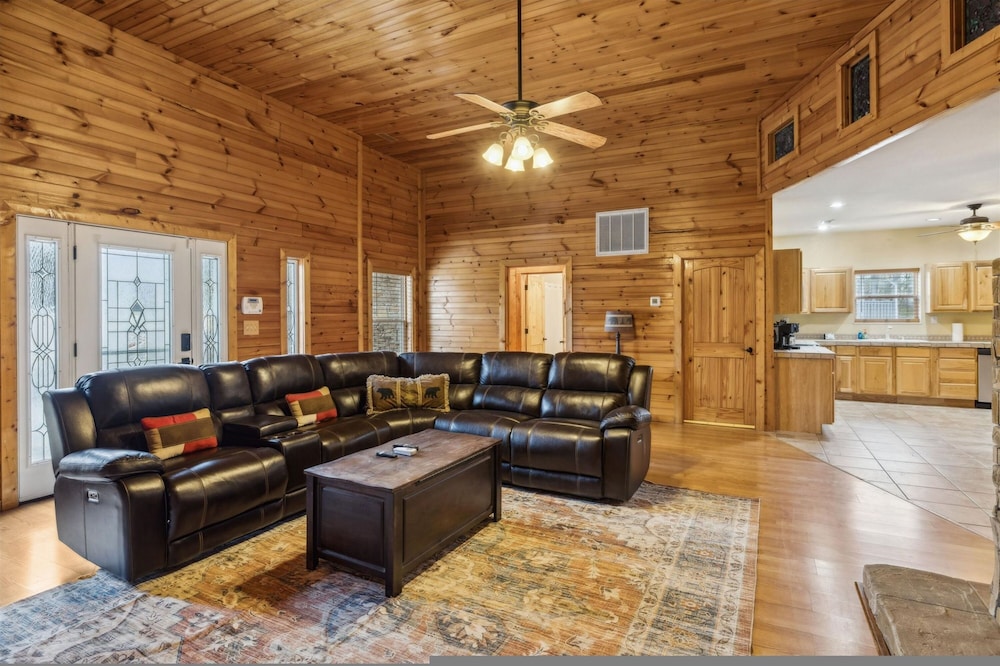 Spectacular Home w Hot Tub Fireplace Jacuzzi