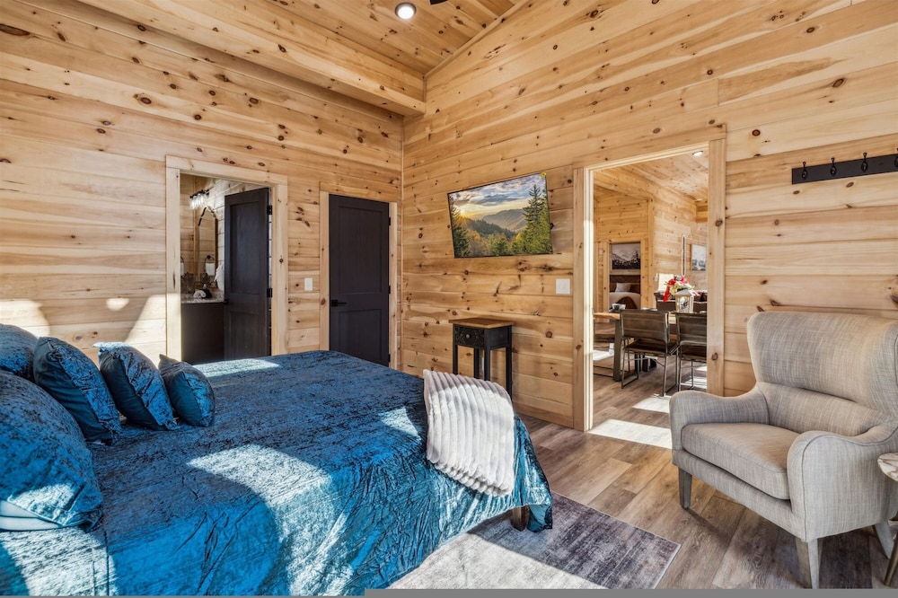 Brand New Cabin w Fire Pit Hot Tub Gameroom