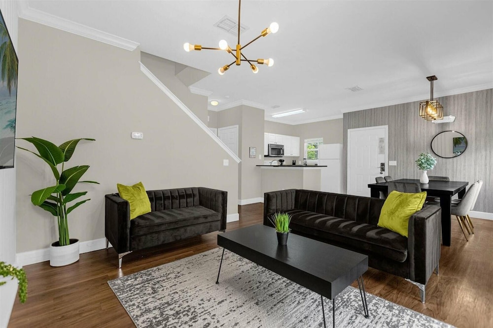 Luxury 4bdr 5 Miles From Disney view 3