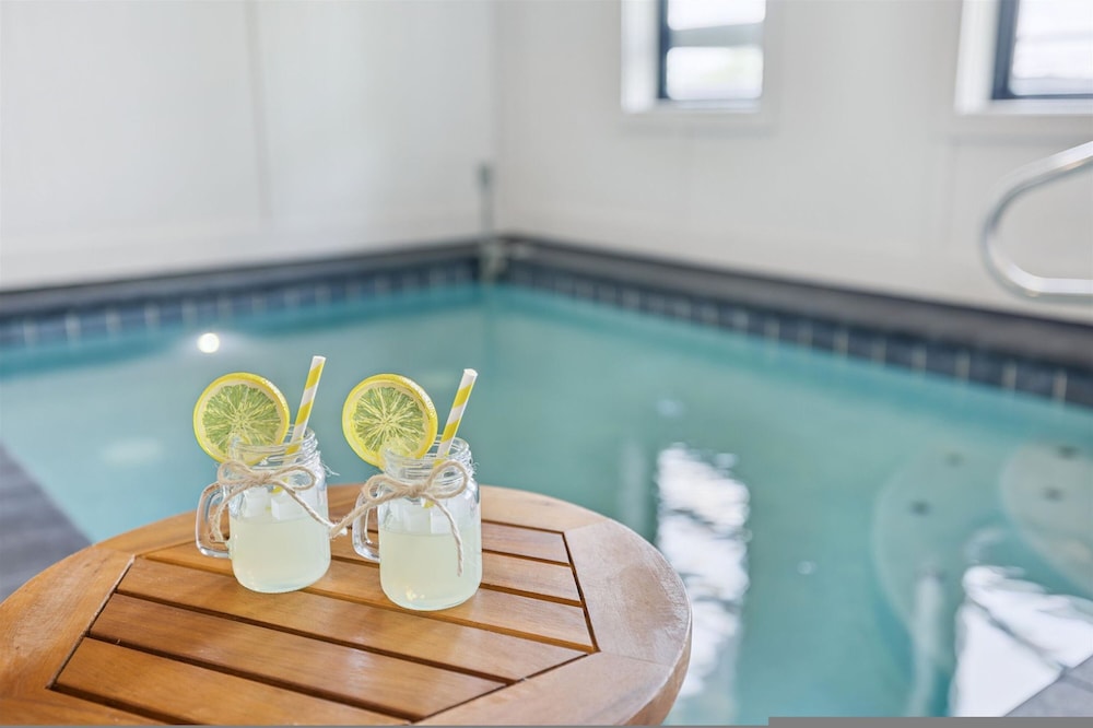 Luxury Cabin w Indoor Pool Hot Tub Game Room