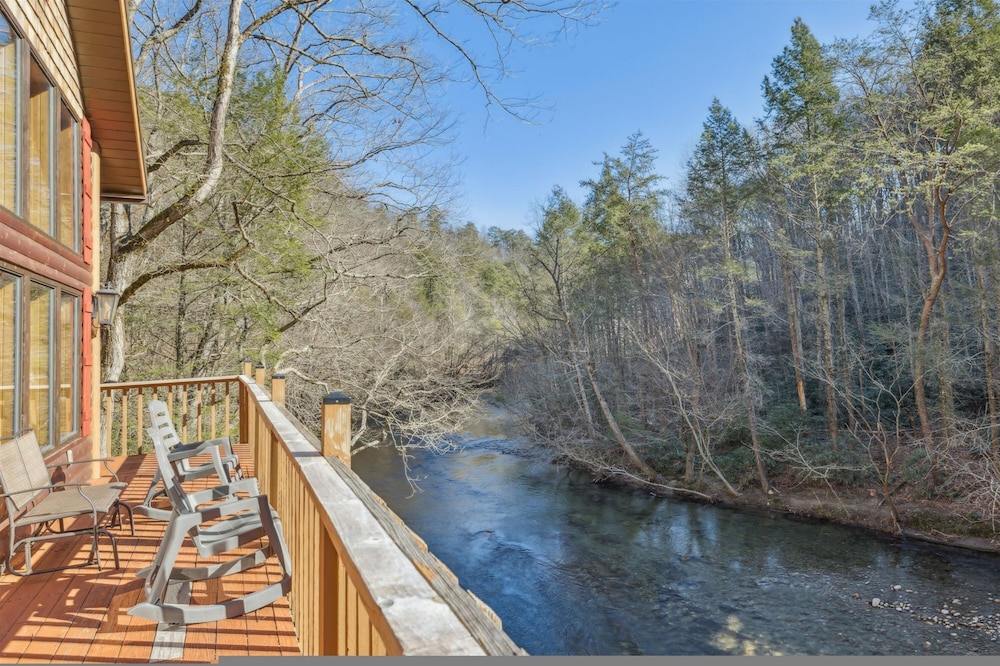 Very Secluded Breathtaking Riverfront Game Room