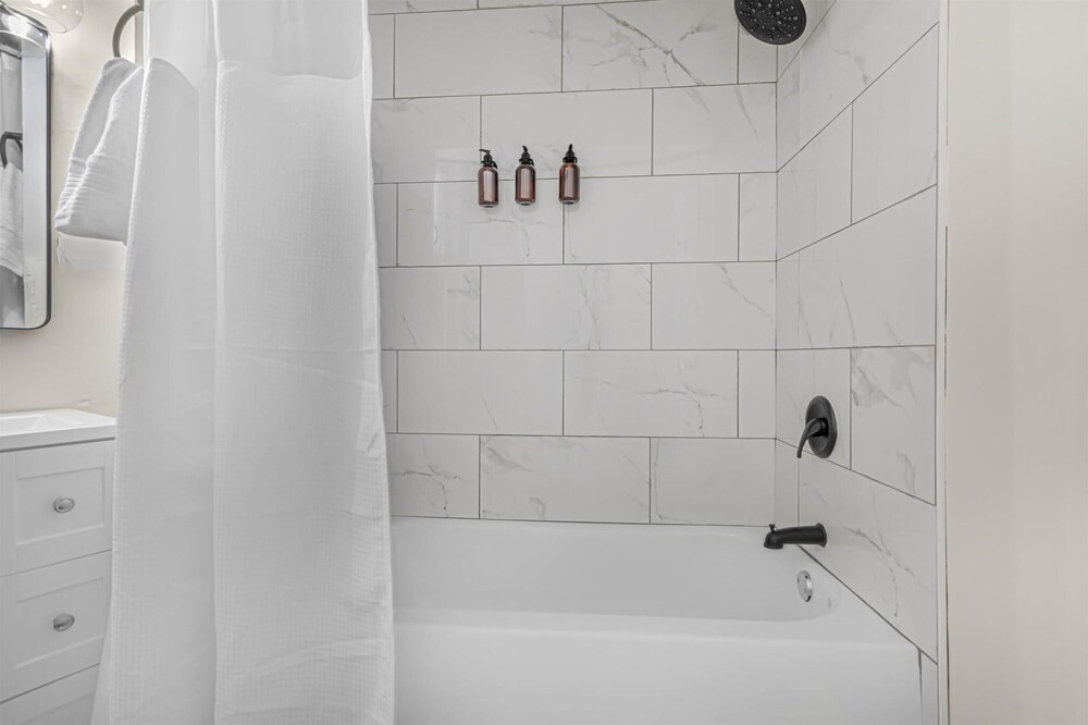 Modern Studio Apartment - King Bed