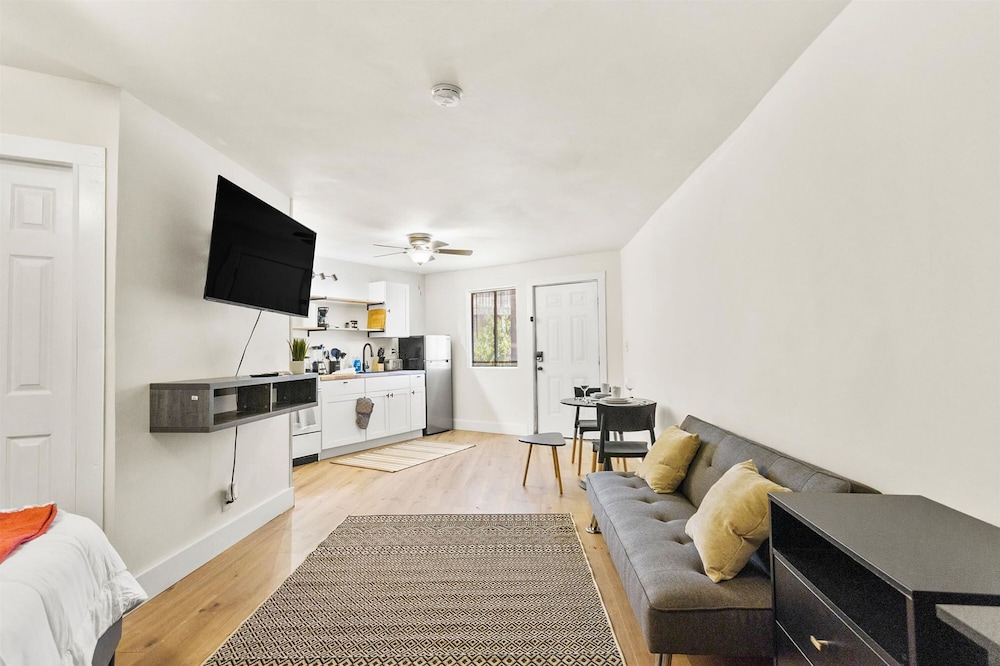 Spacious Studio Apt - Near Merrimack Park view 3