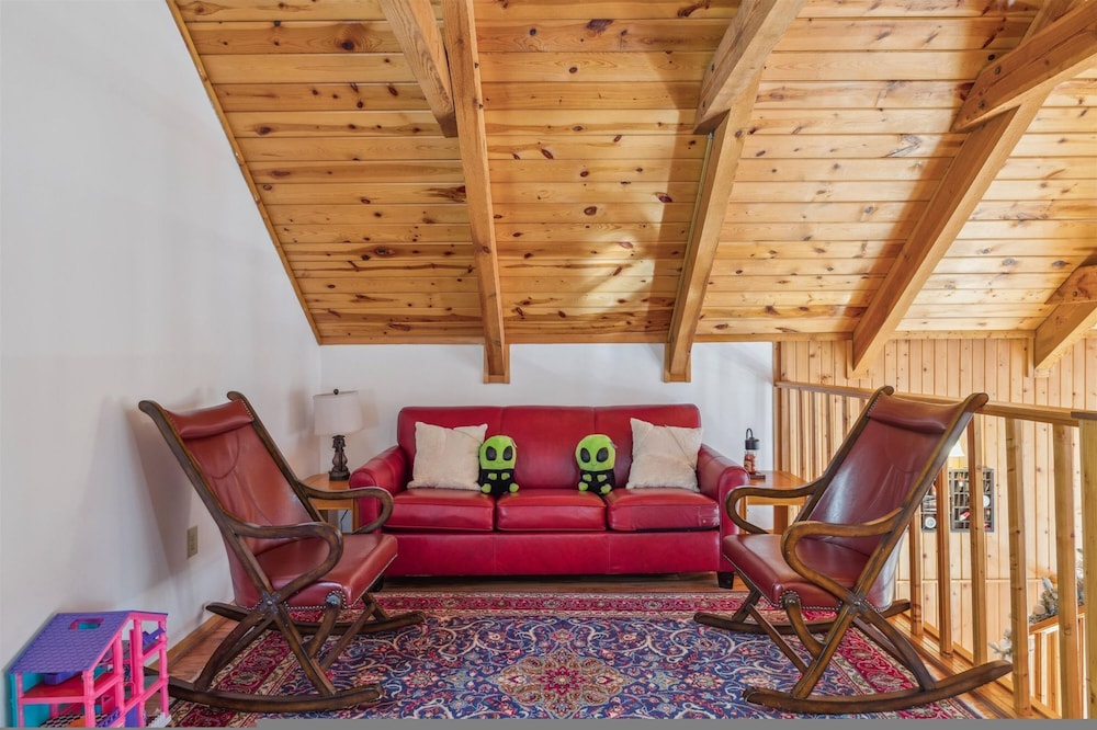 Very Secluded Breathtaking Riverfront Game Room