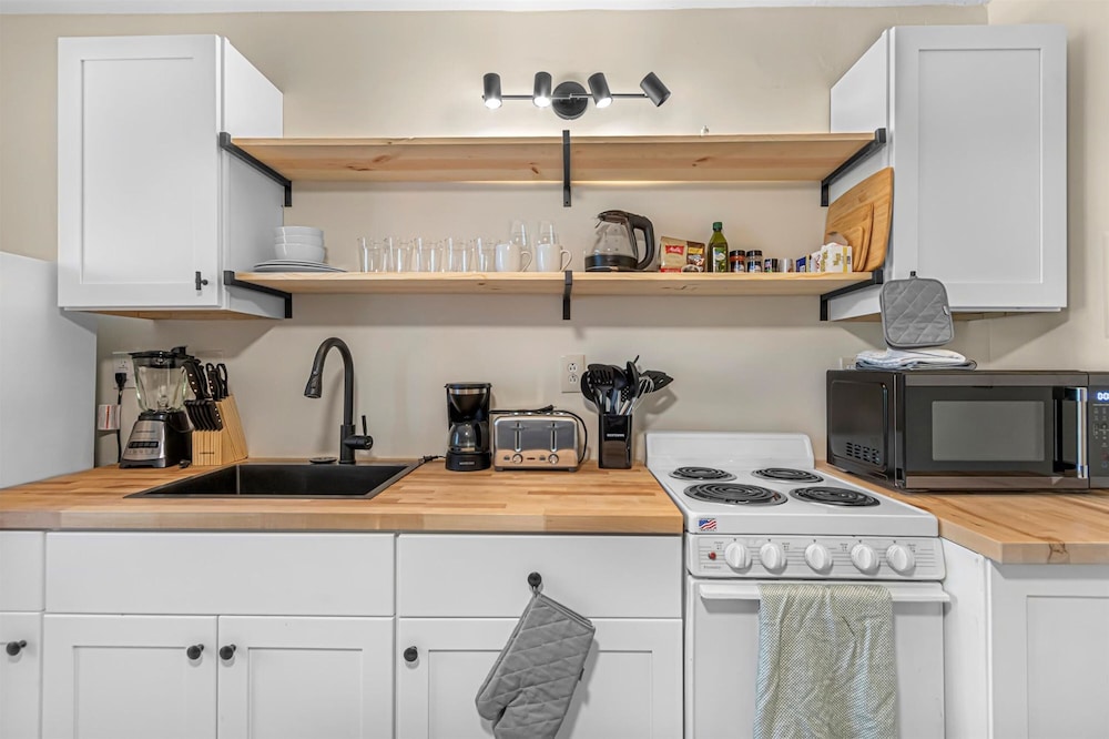 Modern Studio Apartment - King Bed