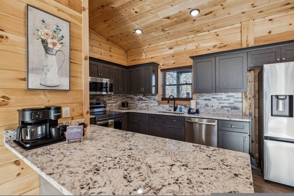 Brand New Cabin w Fire Pit Hot Tub Gameroom