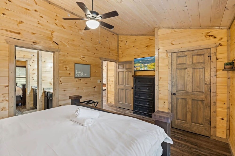 NEW - 1 Location Cabin Pool Hot Tub Arcade HL